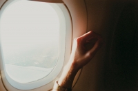 21_plane-hand-win-light.jpg