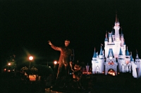 21_walt-disney-statue-castle.jpg